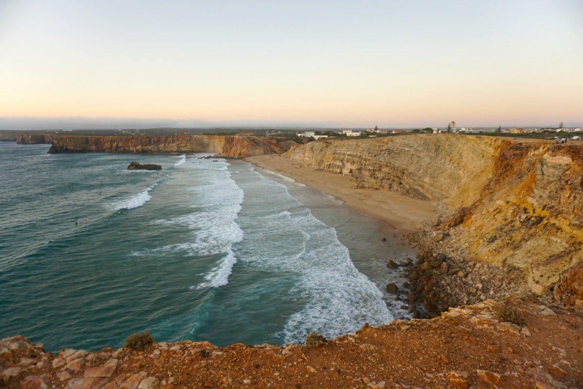 La praia do Tonel desde el acantilado de la Fortaleza de Sagres. Foto Randomtrip