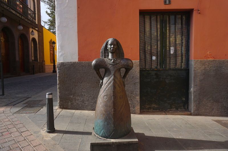 Escultura de Arminda, la princesa guanche, frente a la Cueva Pintada, en Gáldar