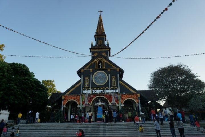 La iglesia de madera de Kon Tum, abarrotada por la misa. 
