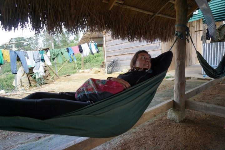 Inês descansando en hamaca de un local donde disfrutamos del ca phé vietnamita riquísimoooo