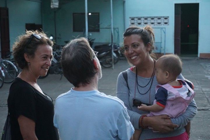 Inês, Lorena y el trabajor belga en el orfanato Vinh Son