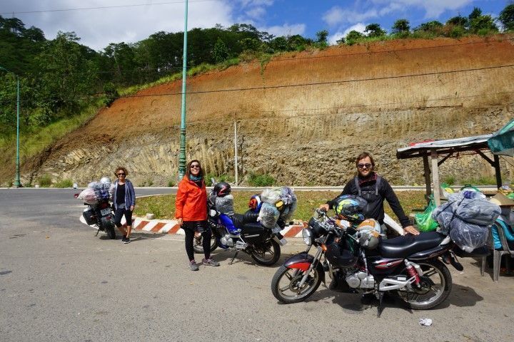 Lorena, Inês y Chris con sus respectivas motos al inicio del trayecto.