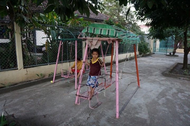 Niñas jugando en el orfanato Vinh Son. 