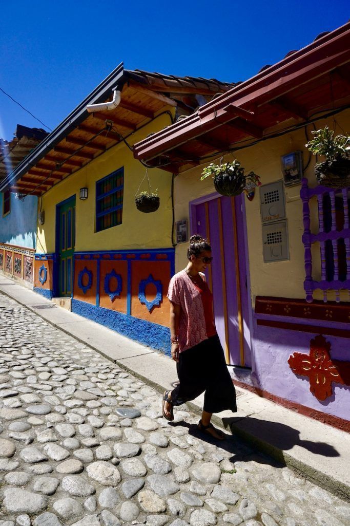 Inês en una de las calles de la colorida Guatapé