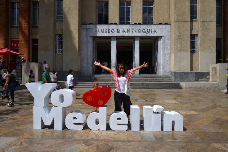 Inês ama Medellín (las famosas letritas frente al Museo de Antioquia, en la Plaza Botero)
