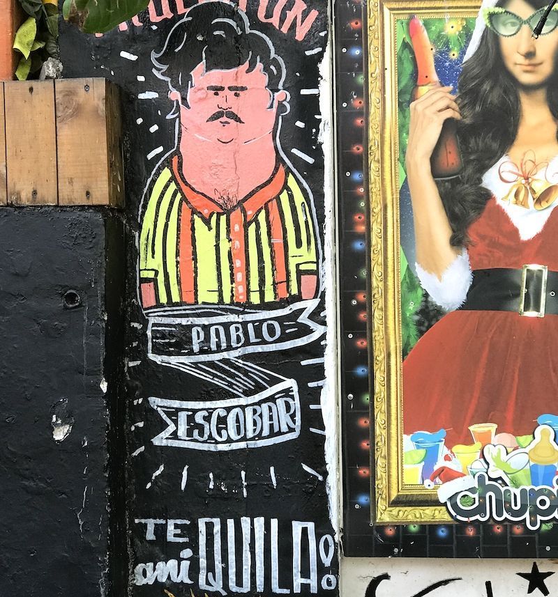 Pintada de Pablo Escobar con juego de palabras en la pared de un bar d'El Poblado