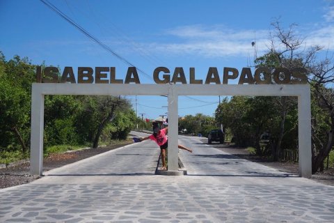 Inês payaseando (es decir, haciendo el payaso) en la única carretera asfaltada de Isabela