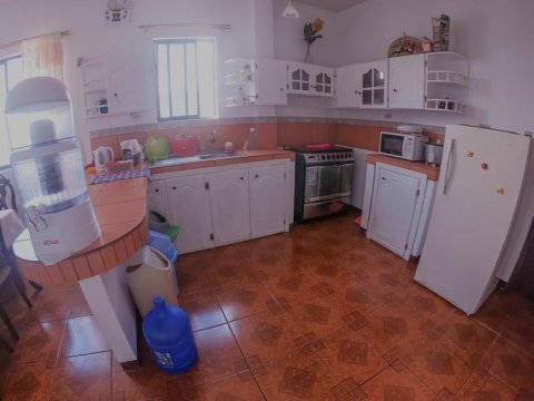 Cocina del apartamento en el Hostal Tintorera, con agua filtrada incluida. Foto de Booking.