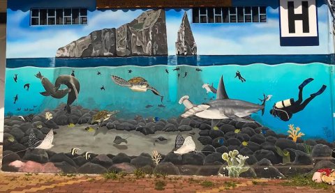 Mural del increíble mundo submarino del León Dormido en Puerto Baquerizo