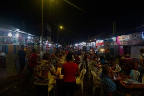 La calle Charles Binford de Puerto Ayora, conocida como la calle Kiosko repleta de mesas para cenar pescado y marisco fresco