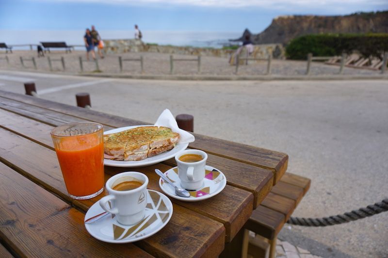 Desayuno con vistas en Kiosk Agapito: tosta mista, zumo y café, un clásico portugués