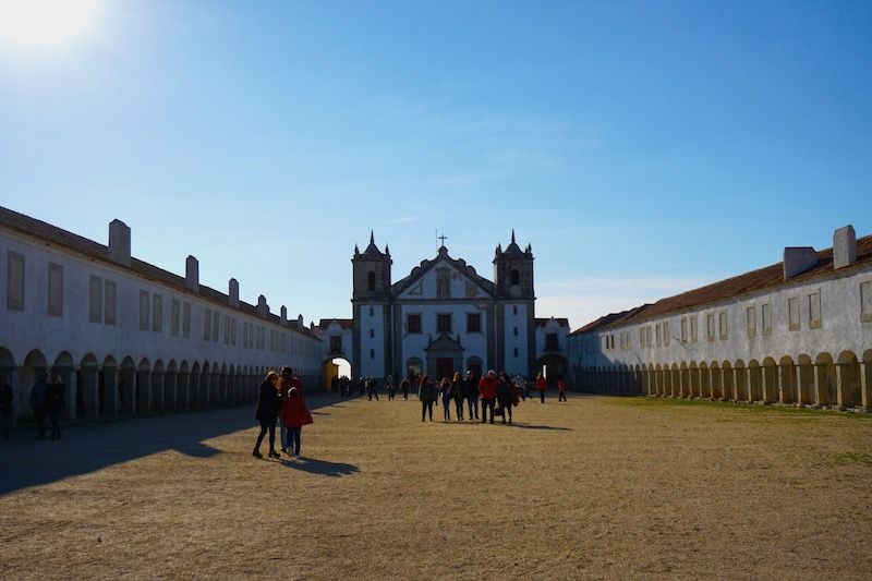 Santuário de Nossa Senhora do Cabo Espichel o Santuário de Nossa Senhora da Pedra Mua, una de las mayores devociones de la Virgen en Portugal desde hace más de 700 años.