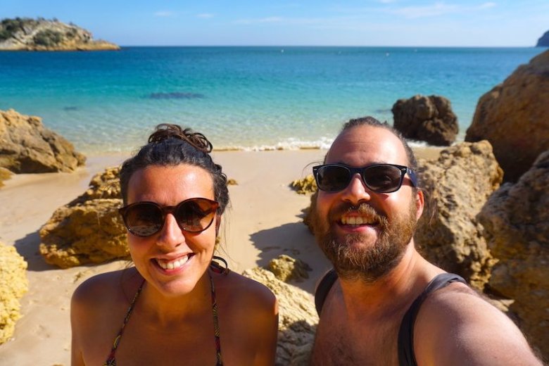 Inês y Chris felices en playa de Creiro