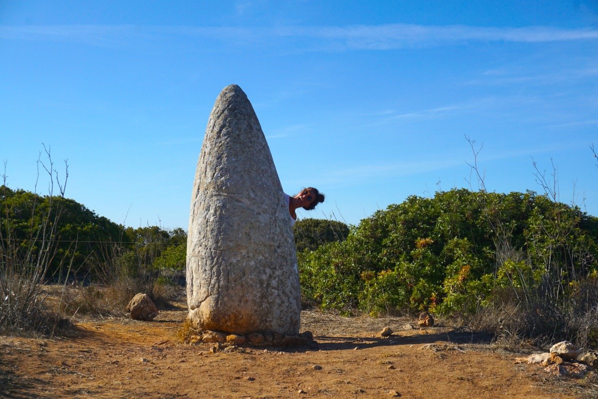 De esto que de camino a la playa "tropiezas" en el monumento megalítico...