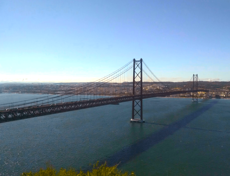 El puente 25 de Abril es uno de los dos puentes que tendrás que cruzar para llegar a Setúbal desde Lisboa