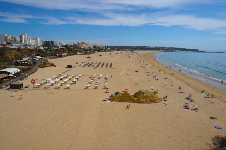 Praia da Rocha y su paseo de madera enorme lleno de terrazas, chiringuitos, restaurantes y tiendas de deportes acuáticos