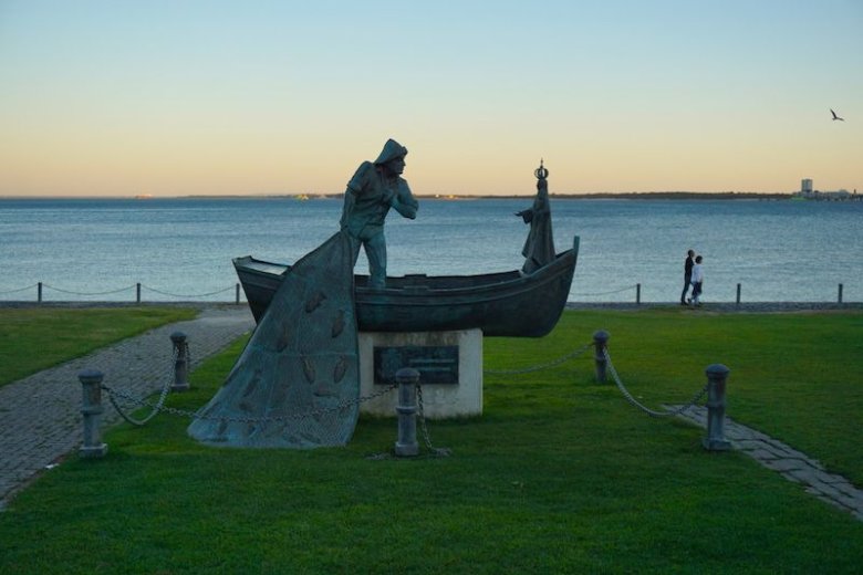 Escultura de pescador a orillas del Sado