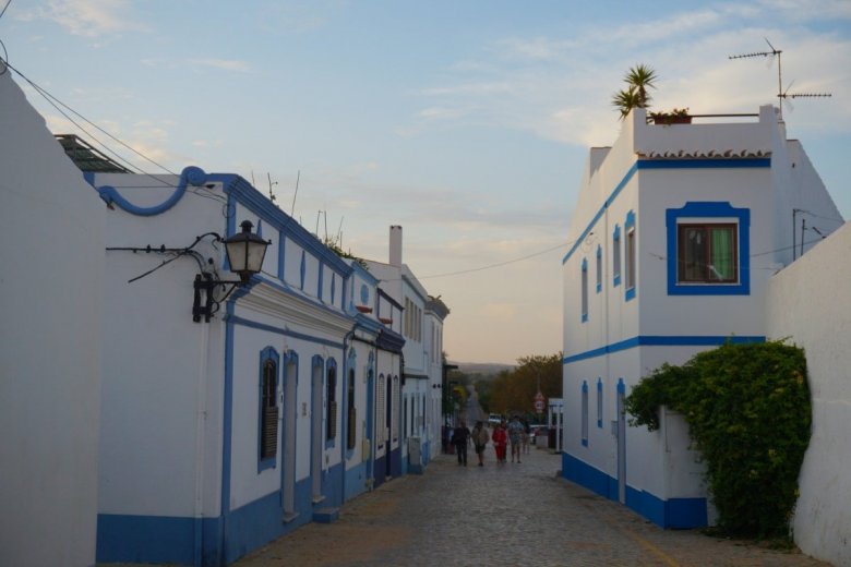Calles azules de Cacela Velha donde tapear muy bien