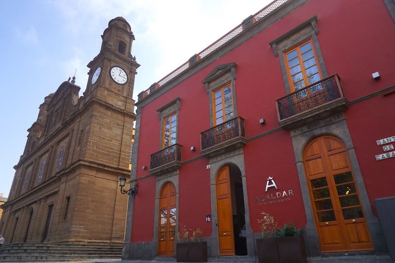 La Iglesia Santiago de Gáldar y el Hotel Agáldar
