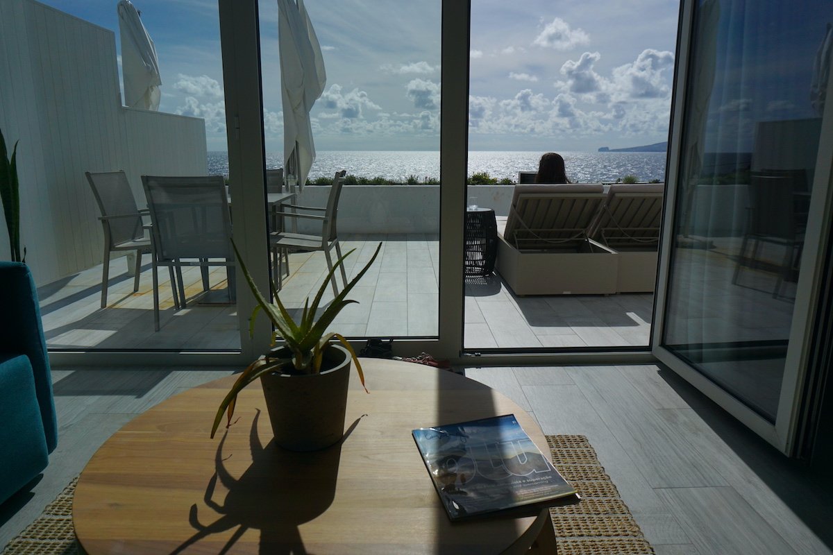 Cada apartamento Vinhas do Calhau cuenta con salón, cocina, habitación y baño (en la segunda planta) y algunos cuentan con una terraza con vistas al mar y a Faial