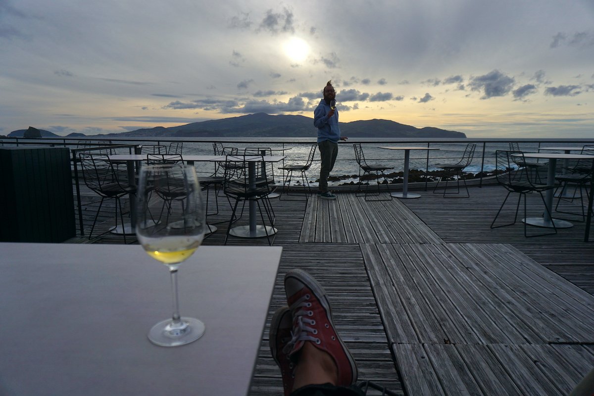 Un vino picaroto con vistas a Faial, en el Cella Bar