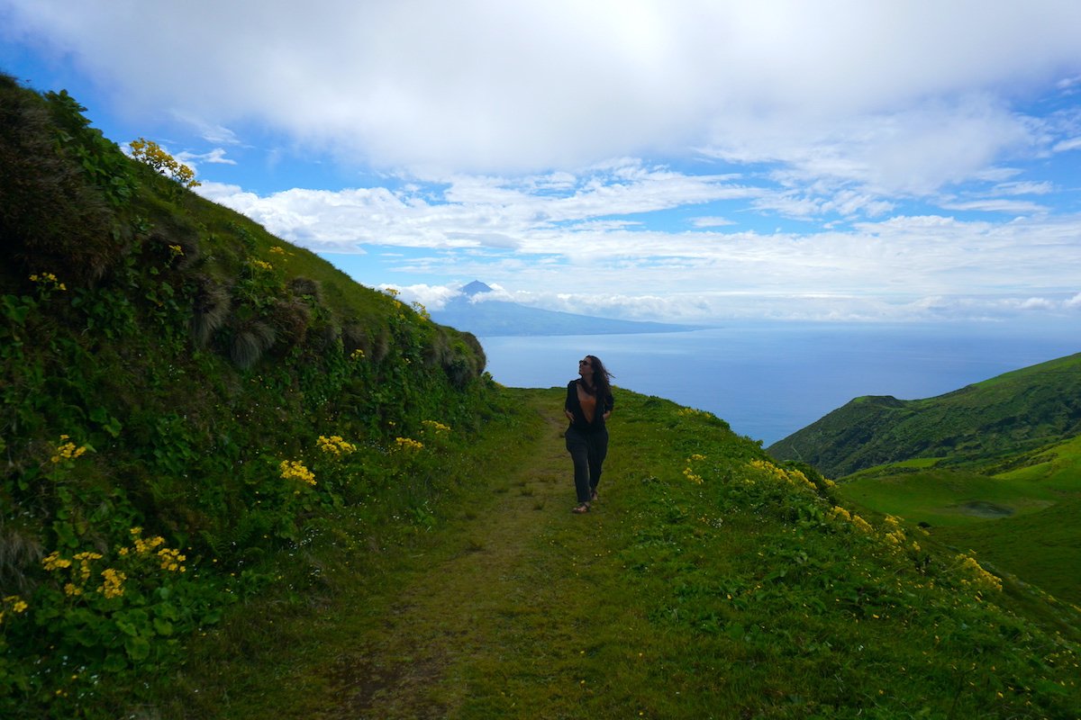 En tus paseos por São Jorge siempre tendrás la montaña de Pico de la vecina isla de Pico acompañándote