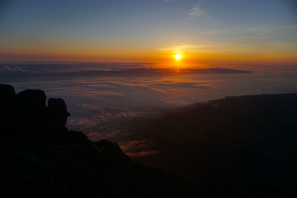 Hasta la montaña estaba encantada con semejante amanecer ¿Ves una carita de lava con su nariz a la izquierda de la foto?