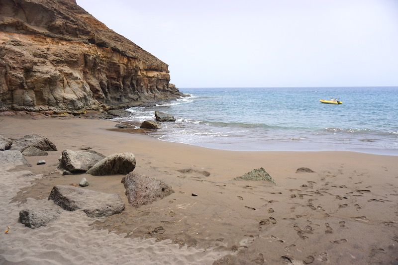 La pequeña playa de Tiritaña del lado izquierdo