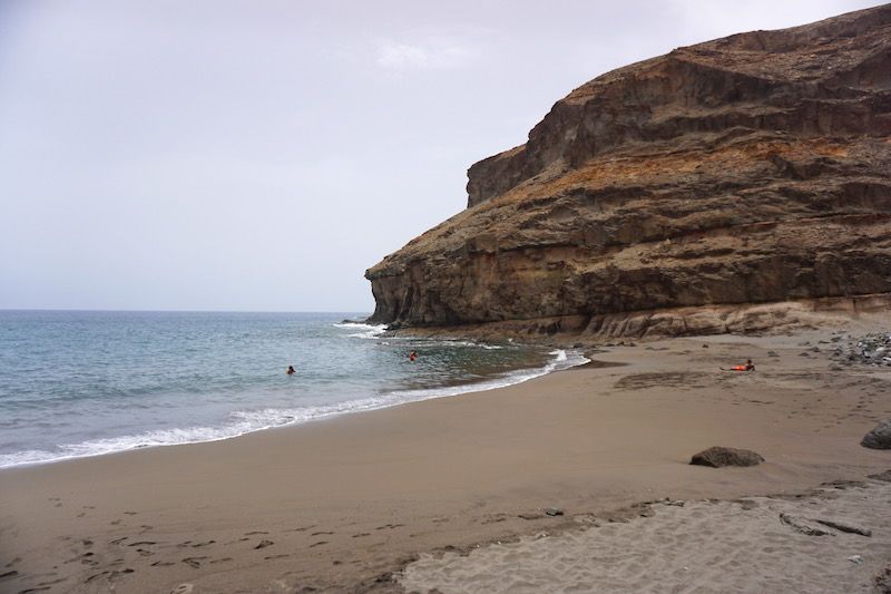 La pequeña playa de Tiritaña del lado derecho