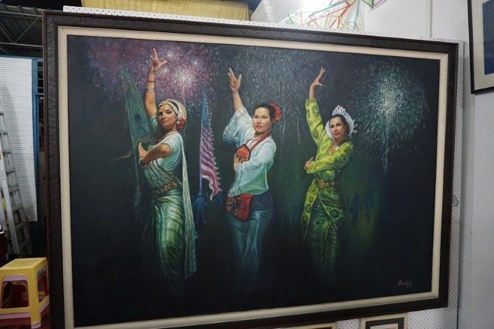 Un cuadro en la Galería muy representativo de la cultura de Penang: 3 bailarinas (una malaya, una china y outra hindu) bailando juntas. :)