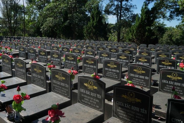 Tumbas en el cementerio de víctimas de la guerra