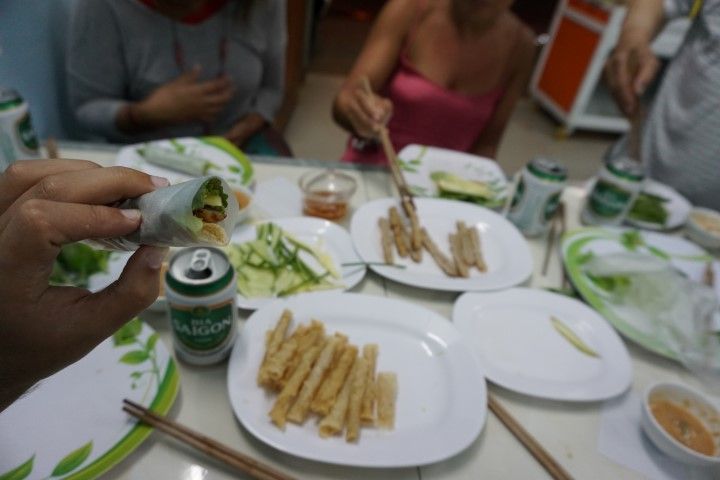 Nuestra cena de rollitos DIY, muy típicos en Buon Ma Thuot 