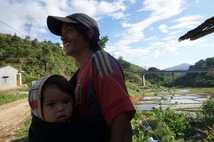Padre con su bebe en el Ho Chi Minh Trail