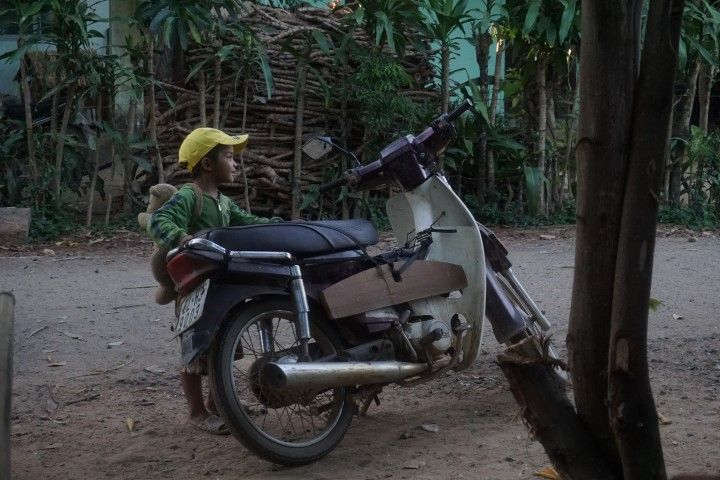 En Vietnam (y en la mayoría de los países del Sudeste Asiático) empiezan a conducir la moto casi antes de andar... 